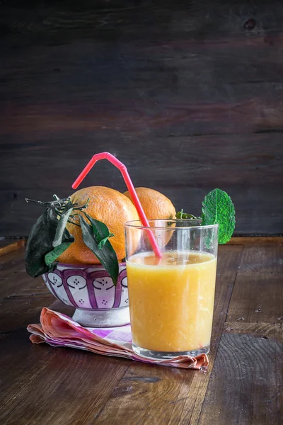 Jugo de naranjas frescas sobre mesa vieja — Foto de Stock