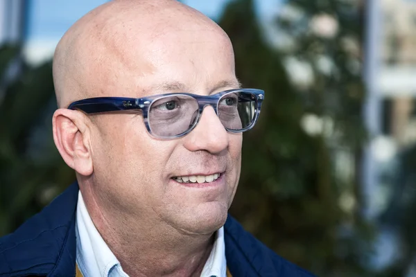 Hairless man with glasses smiling with white background — Stock Photo, Image