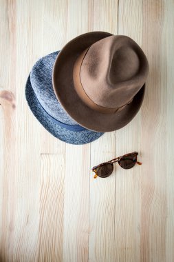 Erkekler için çeşitli giysi ve aksesuar seti