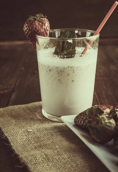 Verse aardbeien milkshake — Stockfoto