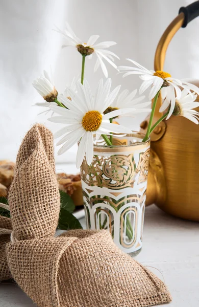 Arabische Teekanne auf weißem Holztisch — Stockfoto