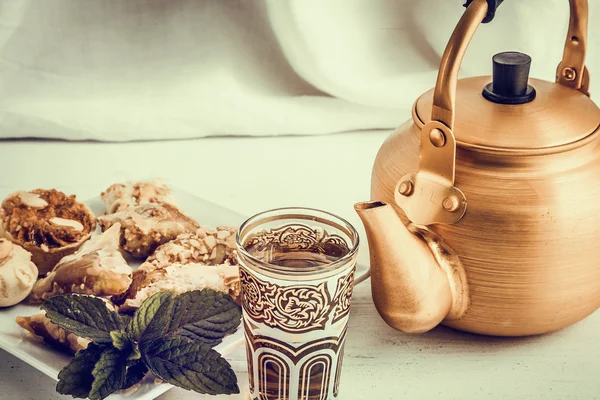 Арабська чайник на білий дерев'яний стіл — стокове фото