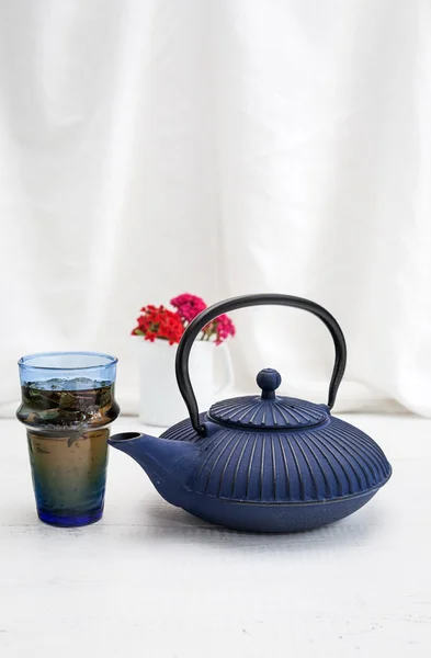Čína čajník s květinami a dorty — Stock fotografie