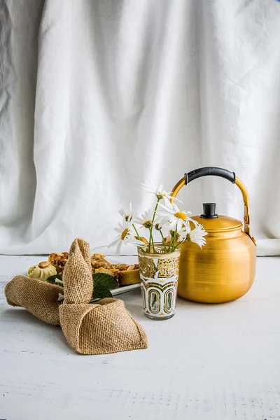 Arabic teapot on white wooden table — Stock Photo, Image