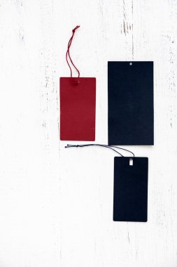 Gri etiketi dize ile bağlı. Fiyat etiketi