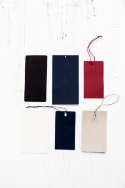 Gri etiketi dize ile bağlı. Fiyat etiketi