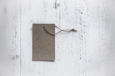 Gri etiketi dize ile bağlı. Fiyat etiketi