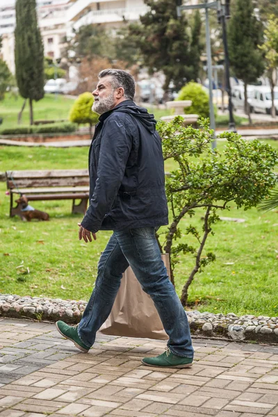Sakal alışveriş ile çekici bir adam