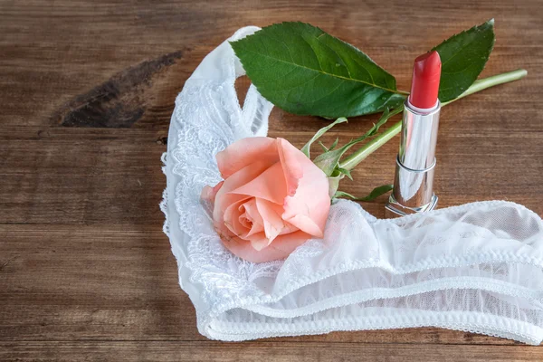 Cepillo de maquillaje y cosméticos con tanga — Foto de Stock
