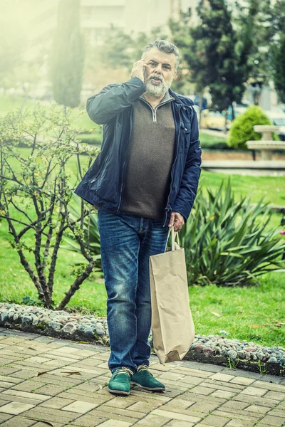 Homem atraente com compras de barba — Fotografia de Stock