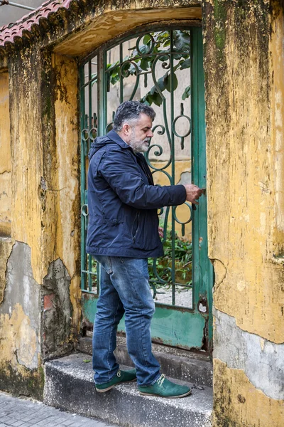 Attractive bearded man opening the door — Stock Photo, Image