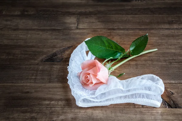 Cepillo de maquillaje y cosméticos con tanga — Foto de Stock