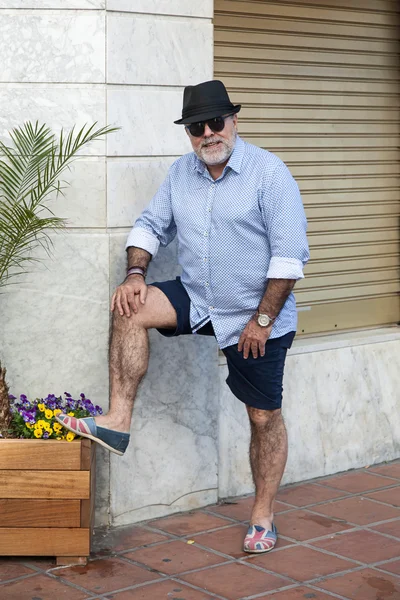 Çekici yaşlı adam sakallı ve şapka ile