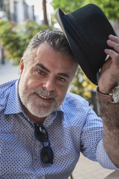 Velho atraente com barba e chapéu — Fotografia de Stock