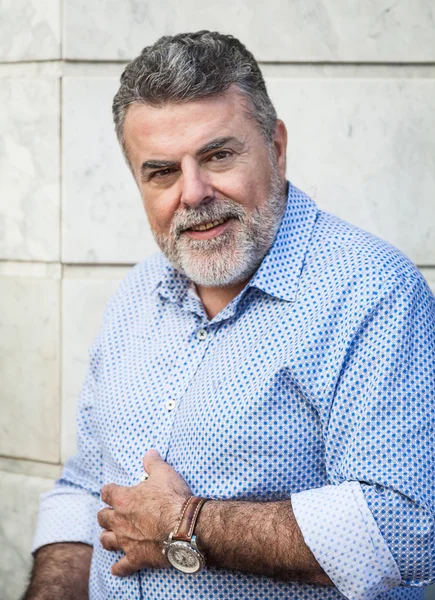 Velho atraente com barba e chapéu — Fotografia de Stock