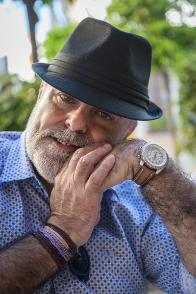 Velho atraente com barba e chapéu — Fotografia de Stock