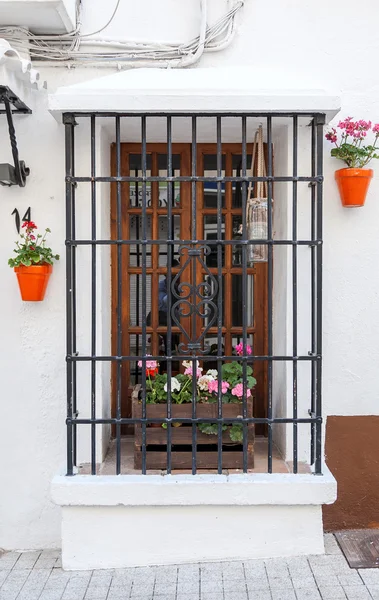 Byarna i Andalusien med blommor på gatorna — Stockfoto