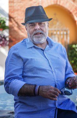 Çekici yaşlı adam sakallı ve şapka ile