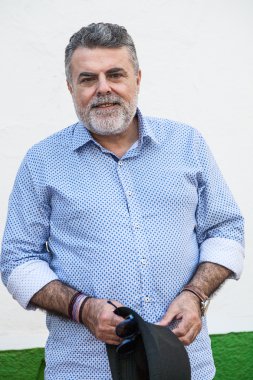 Çekici yaşlı adam sakallı ve şapka ile