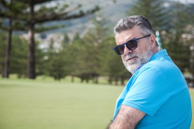 Bir golf sahası üzerinde çekici sakallı adam