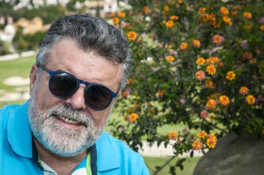 Bir golf sahası üzerinde çekici sakallı adam