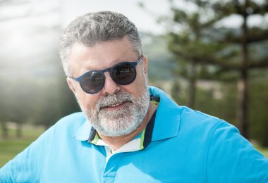 Bir golf sahası üzerinde çekici sakallı adam