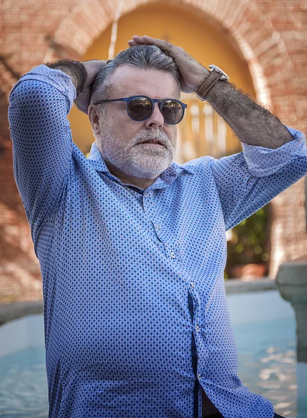 Velho atraente com barba e chapéu — Fotografia de Stock