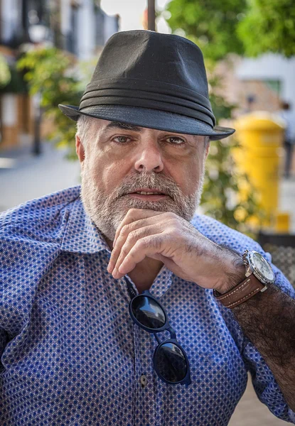 Velho atraente com barba e chapéu — Fotografia de Stock