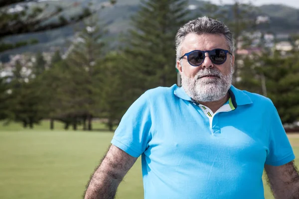 Homem barbudo atraente em um campo de golfe — Fotografia de Stock