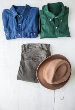 Erkekler için çeşitli giysi ve aksesuar seti