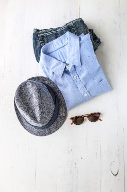 Erkekler için çeşitli giysi ve aksesuar seti