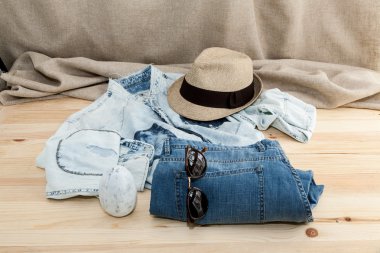 Erkekler için çeşitli giysi ve aksesuar seti