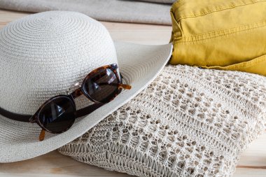 Kadınlar için çeşitli giysi ve aksesuar seti