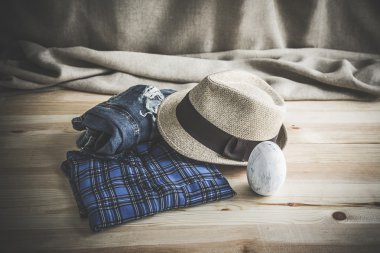 Kadınlar için çeşitli giysi ve aksesuar seti