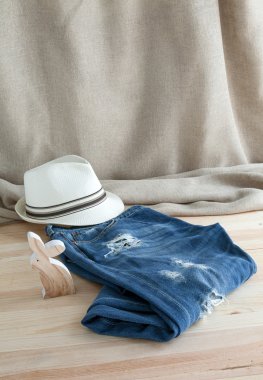 Kadınlar için çeşitli giysi ve aksesuar seti