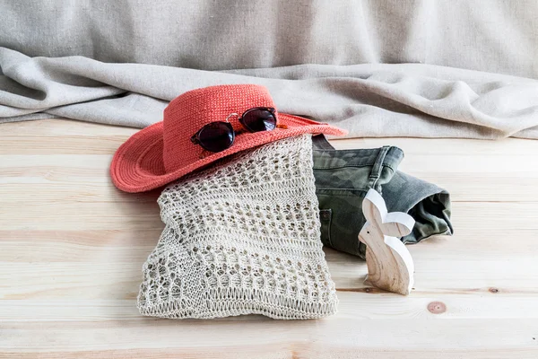 Conjunto de várias roupas e acessórios para mulheres — Fotografia de Stock