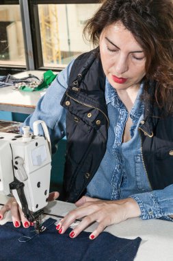 Endüstriyel Dikiş makineleri dikiş makinesi operatörü ile