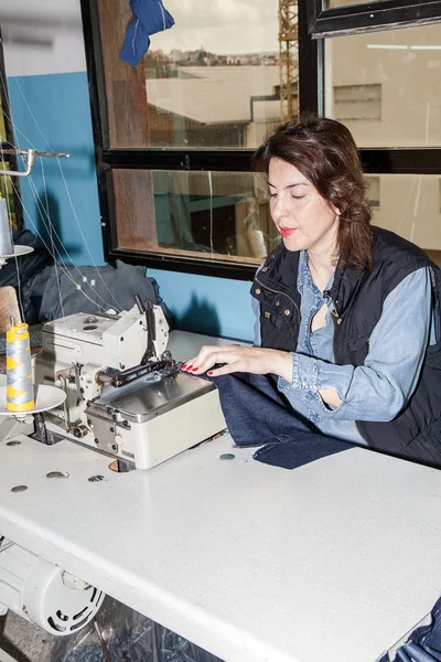 Industriële naaimachines met naaien machine-operator — Stockfoto