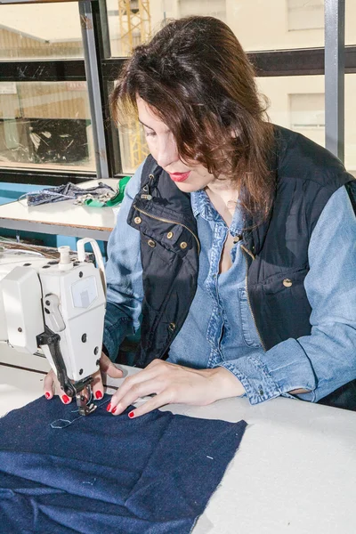 Industrial sewing machines with sewing machine operator — Stock Photo, Image