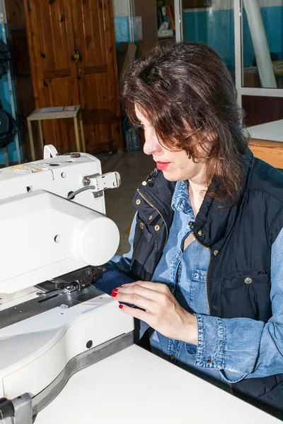 Industrial sewing machines with sewing machine operator — Stock Photo, Image