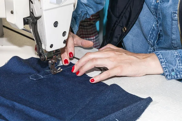 Industrial sewing machines with sewing machine operator — Stock Photo, Image