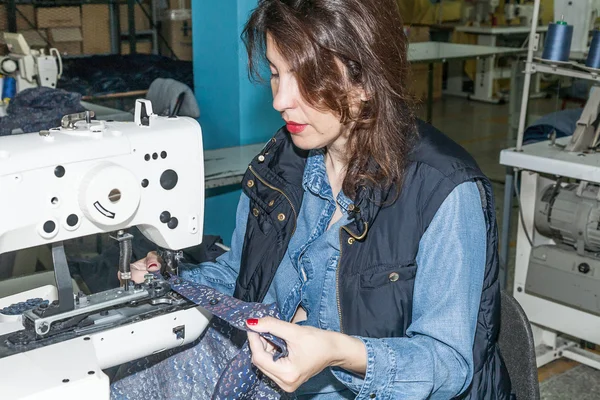 Industriële naaimachines met naaien machine-operator — Stockfoto