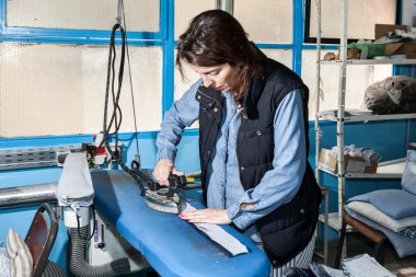 Endüstriyel Dikiş makineleri dikiş makinesi operatörü ile