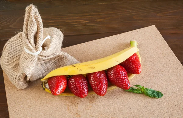 Mooie aardbeien op de houten tafel — Stockfoto