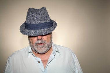 Beyaz sakallı çekici kıdemli