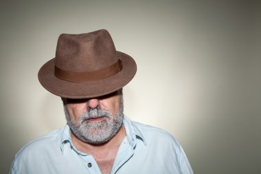 Beyaz sakallı çekici kıdemli