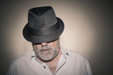 Beyaz sakallı çekici kıdemli