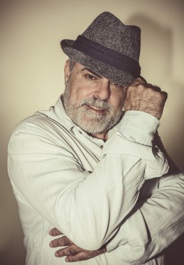 Beyaz sakallı çekici kıdemli