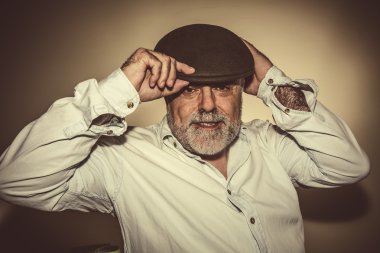Beyaz sakallı çekici kıdemli