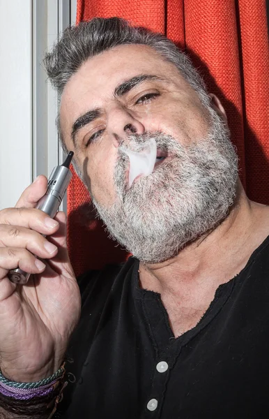 Senior atraente com barba branca fumar cigarro eletrônico — Fotografia de Stock